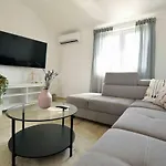 Enida Apartment *